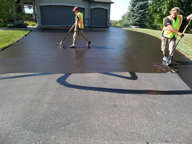 How to Avoid Driveway Sealcoating Mistakes Through Proper Surface Preparation and Weather Timing
